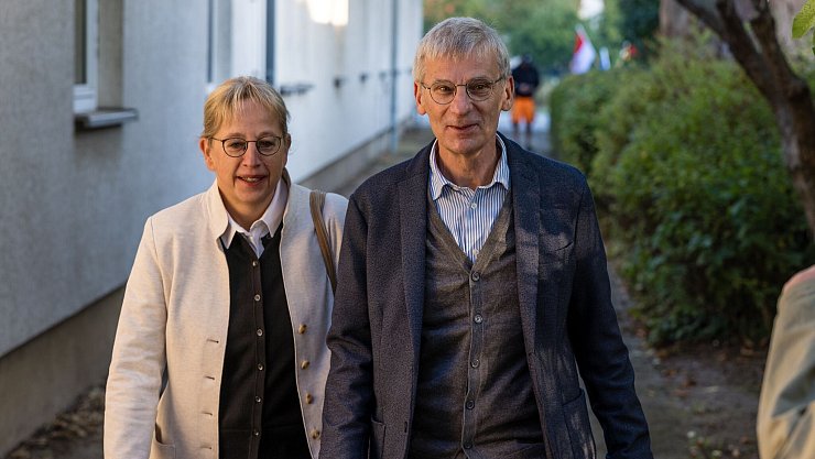 Auf dem Weg ins Wahlokal. - © Frank Hammerschmidt/dpa