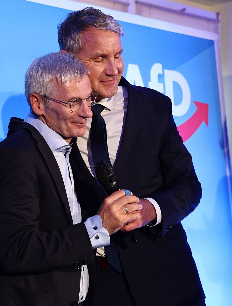 Hans-Christoph Berndt feiert mit Björn Höcke, dem Sprecher des Landesverbands der AfD in Thüringen. - © Christoph Soeder/dpa