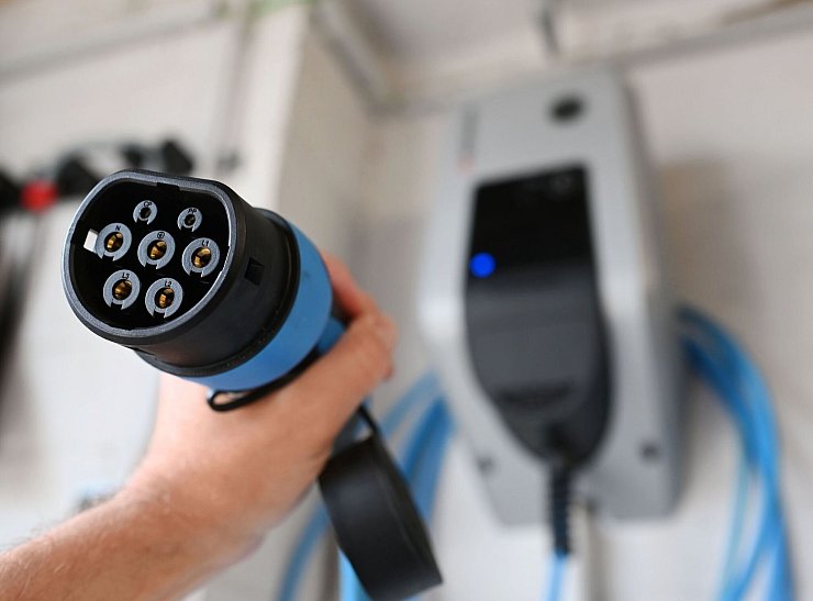 Sicher und bequem: Wer sein E-Auto zu Hause per Wallbox auflädt, sollte auf die Kabelführung achten. - © Uli Deck/dpa/dpa-tmn