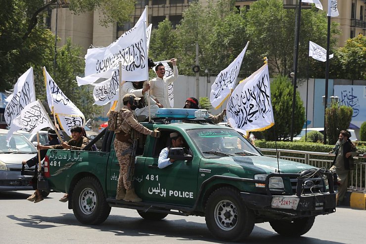 Taliban-Kämpfer feiern den Jahrestag des Abzugs der US-geführten Truppen aus Afghanistan. (Archivbild) - © Siddiqullah Alizai/AP/dpa