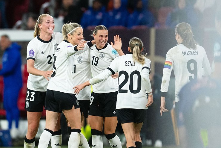 Deutsche Jubeltraube: Auch dank Camilla Küver (l) blieb die DFB-Elf ohne Gegentor. - © Marius Becker/dpa