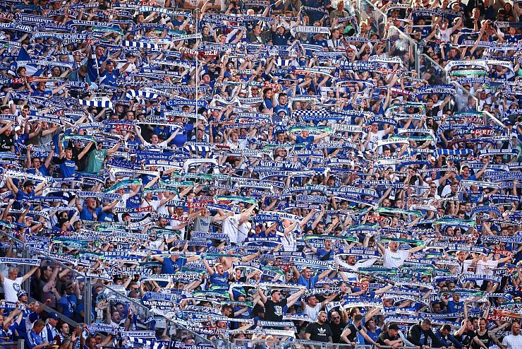 Die Fans des FC Schalke 04 sind auch in der 2. Liga treu. - &copy; Jan Woitas/dpa