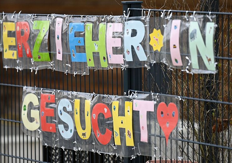Weil Erzieherinnen fehlen, werden laut Studie zunehmend Personen ohne formale pädagogische Voraussetzungen eingestellt (Archivbild) - © Arne Dedert/dpa