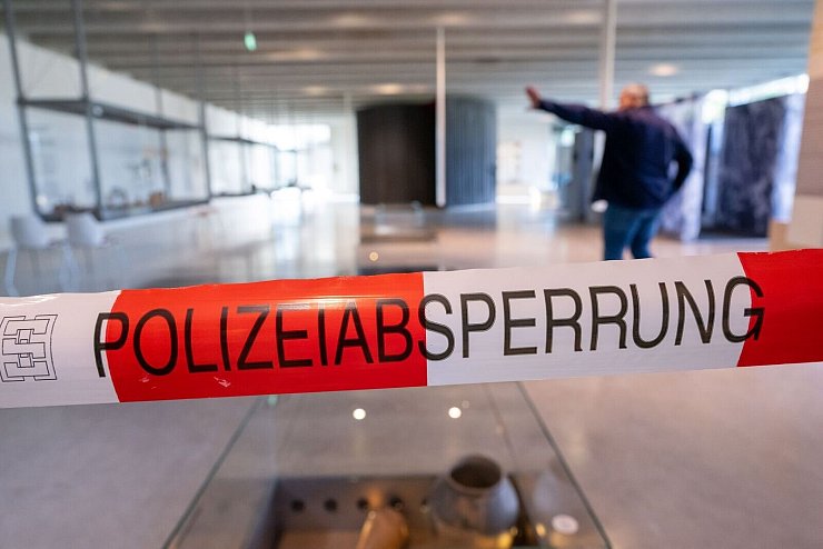 Einbrecher hatten 2022 im Kelten Römer Museum im oberbayerischen Manching einen mehrere Millionen Euro teuren Goldschatz aus der Keltenzeit erbeutet. (Archivbild) - © Peter Kneffel/dpa