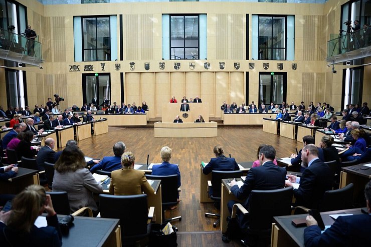 Der Bundesrat macht den Weg für das Milliarden-Finanzpaket frei. - © Bernd von Jutrczenka/dpa