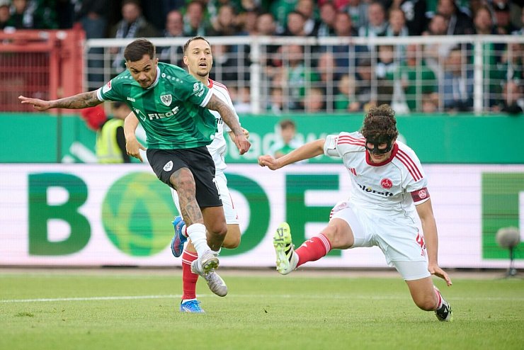 Oliver Batista Meier erzielt Münsters 1:0 - Nürnbergs Kapitän und Abwehrchef Fabio Gruber ist machtlos. - © Bernd Thissen/dpa