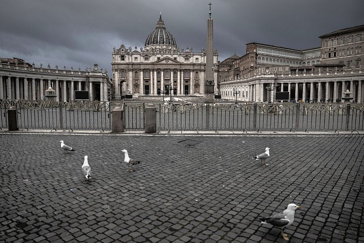 Noch ist der Petersplatz leer. Wenn es einen neuen Papst gibt, wird es anders sein. - © Oliver Weiken/dpa