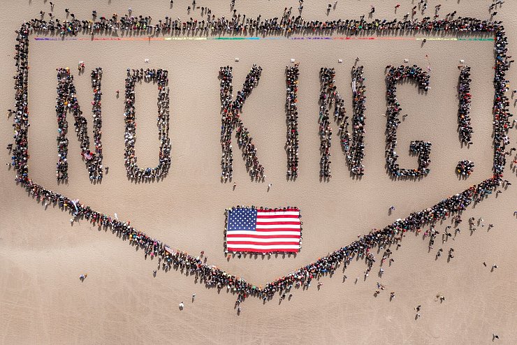 «NO KING!» verkörpern Hunderte Demonstranten an einem Strand in San Francisco. - © Santiago Mejia/San Francisco Chronicle/AP/dpa