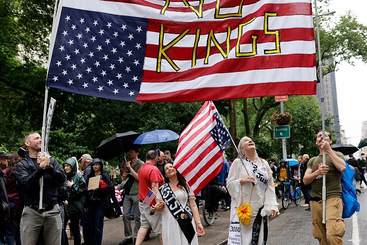 In New York blieben einige Demonstranten nach dem Ende der Protestaktion noch in Manhattan. - © Stefan Jeremiah/AP/dpa