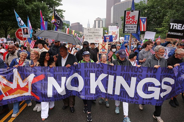 Das Motto der Proteste lautet «No Kings» (Keine Könige). - © Yuki Iwamura/FR171758 AP/dpa