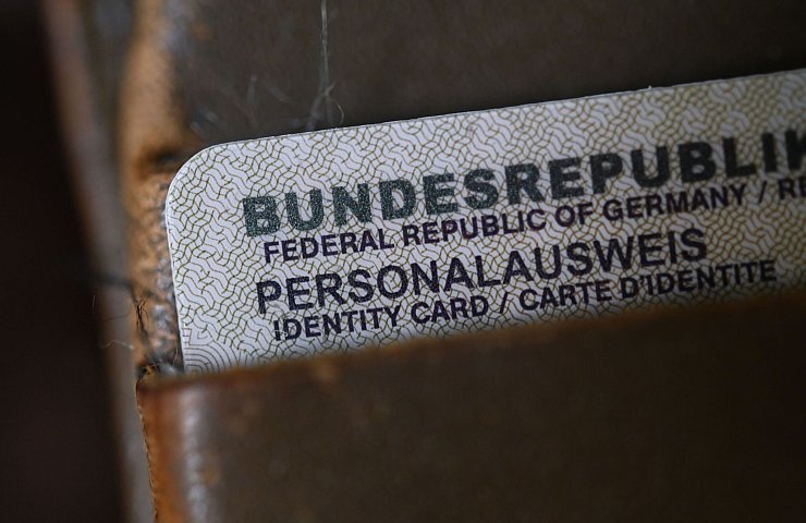 Wer sich den neuen Ausweis per Post zuschicken lässt, statt ihn im Amt selbst abzuholen, muss 15 Euro Zusatzgebühr bezahlen. (Symbolbild) - © Marijan Murat/dpa