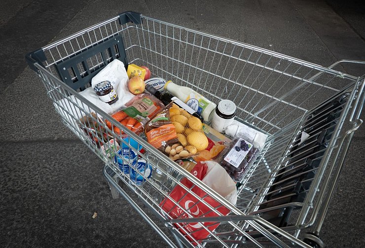 Beim Einkaufen merken Verbraucherinnen und Verbraucher die Teuerung. (Symbolbild) - © Soeren Stache/dpa