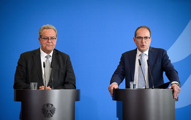 Die neuen Maßnahmen stellte Bundesinnenminister Alexander Dobrindt (CSU) gemeinsam mit Bundespolizeipräsident Dieter Romann vor. - © Bernd von Jutrczenka/dpa