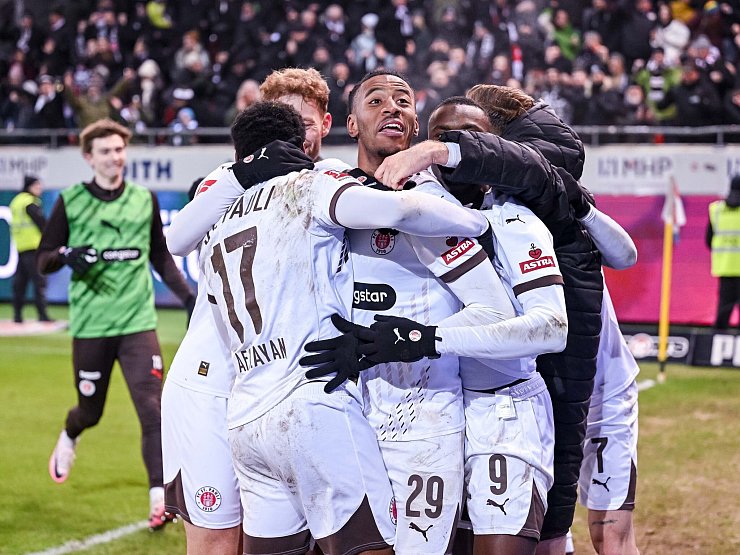 Morgan Guilavogui hat für Sankt Pauli das zweite Tor erzielt. - © Harry Langer/dpa