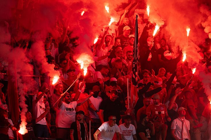 Pyrotechnik im Kölner Fan-Block - © Marius Becker/dpa