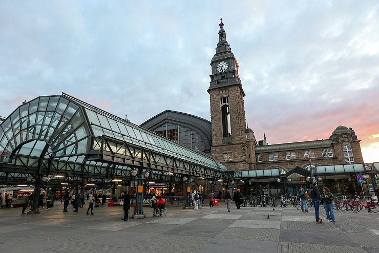 Der Zug fuhr laut Deutscher Bahn von Frankfurt nach Hamburg. - © Bodo Marks/dpa