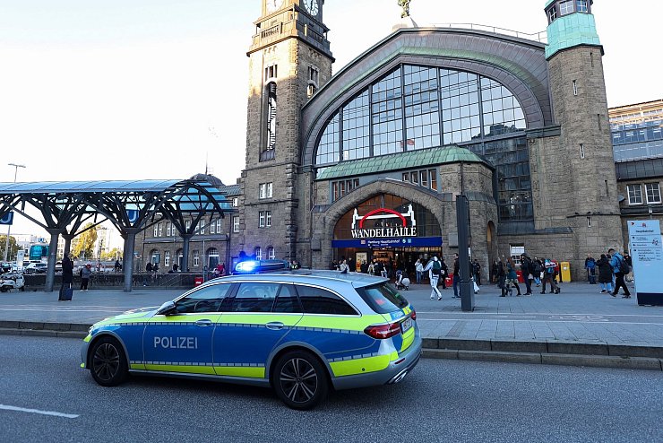 Über die Polizei hat das Gesundheitsamt des Bezirksamtes eine Personenfestsetzung im Hauptbahnhof veranlasst. - © Bodo Marks/dpa