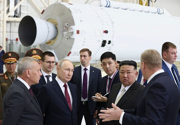 Kim zeigte laut Putin großes Interesse an der Raketentechnik. Medienberichten zufolge stellte der nordkoreanische Machthaber während der Besichtigung viele Fragen zum russischen Raketenprogramm. - © Artyom Geodakyan/Pool Sputnik Kremlin/AP/dpa