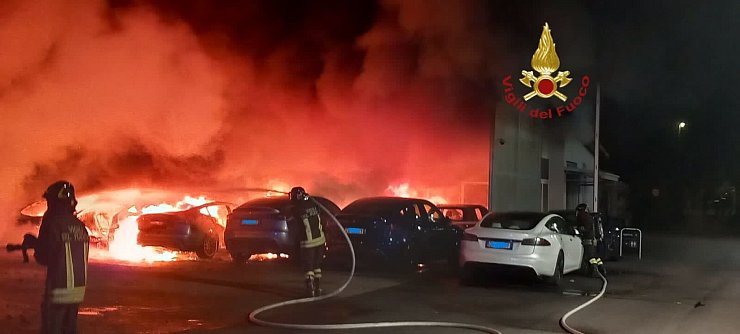 Italienische Feuerwehrleute löschen brennende Teslas (Handout) - © -/Vigili Del Fuoco/dpa