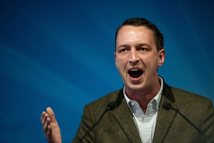 Rechtsaußen-Kandidat Matthias Helferich überzeugt die Mehrheit der Delegierten. - © Fabian Strauch/dpa