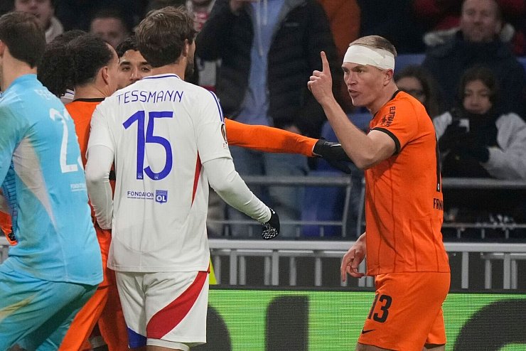 Eintracht Frankfurt um Außenverteidiger Rasmus Kristensen befindet sich in einer Formdelle. - © Michel Euler/AP/dpa