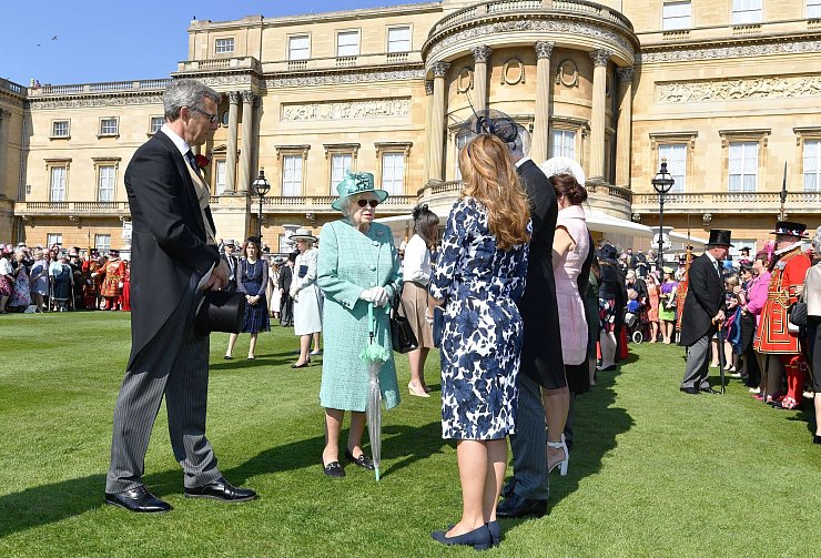 Die britische Königin Elizabeth II. 2018 bei einem Gartenfest im Buckingham Palast. - © John Stillwell/PA Wire/dpa