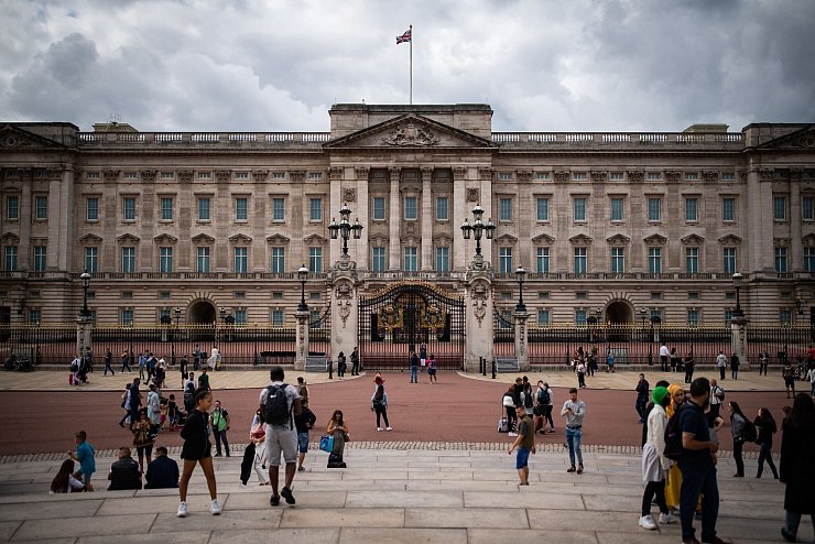 Touristen vor den Toren des Buckingham-Palasts, der in wenigen Wochen schließt. - © Aaron Chown/PA Archive/dpa