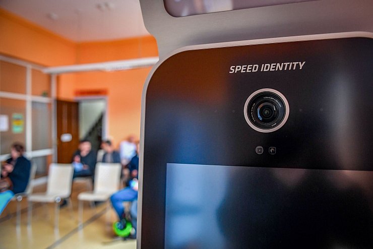 Speed Identity: Mit Automaten wie diesem können Bürgerinnen und Bürger direkt in der Behörde ein digitales Passfoto von sich erstellen. - © Zacharie Scheurer/dpa-tmn