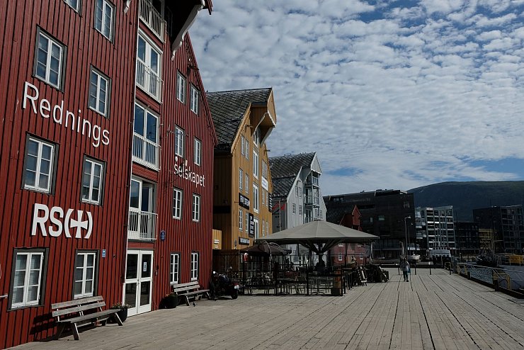 Hübsch renoviert: Häuser am Hafen in Tromsø. - © Florian Sanktjohanser/dpa-tmn