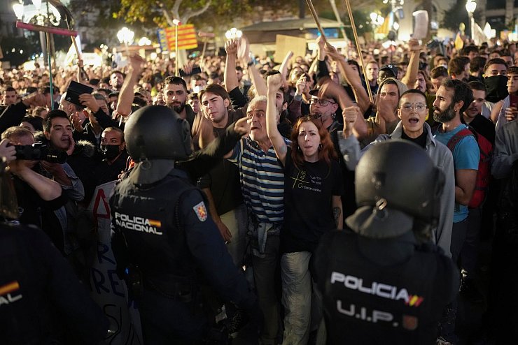 Die Demonstranten in Valencia skandierten unter anderem "Mörder, Mörder". - © Emilio Morenatti/AP