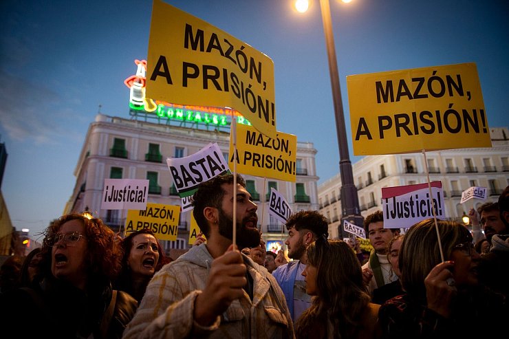 Einige trugen Plakate mit Aufschriften wie «Mazón ins Gefängnis!» oder «Gerechtigkeit!». - © Juan Barbosa/EUROPA PRESS/dpa