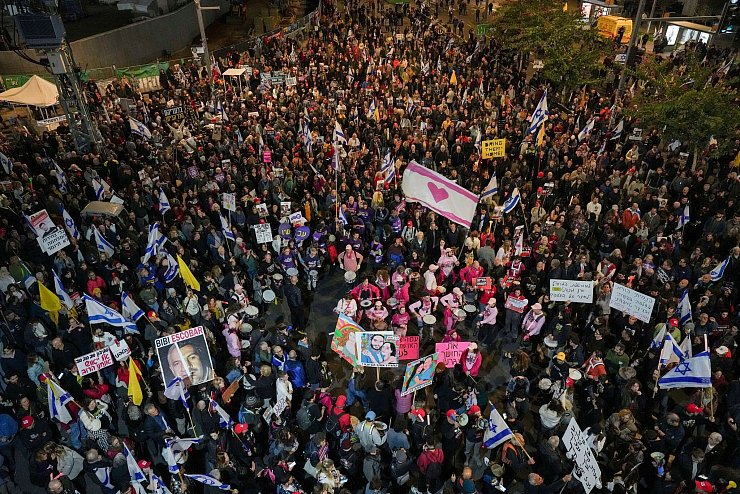 Mehr als 1.000 Menschen demonstrieren in Tel Aviv für einen Geisel-Deal. - © Ariel Schalit/AP/dpa