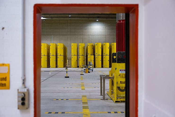 Im Zwischenlager Ahaus lagern bereits 305 Castor-Behälter des Typs THTR/AVR. (Archivbild) - © Guido Kirchner/dpa
