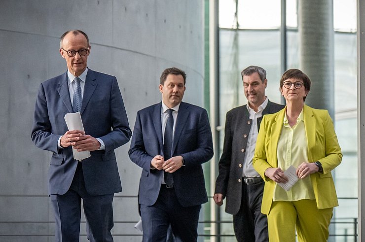 Nach erfolgreicher Sondierung von SPD und Union halten drei Finanzminister der Grünen das Paket für nicht zustimmungspflichtig. - © Michael Kappeler/dpa