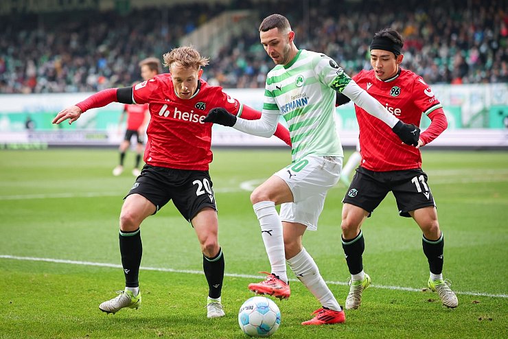 Branimir Hrgota ist nur schwer vom Ball zu trennen. - © Daniel Karmann/dpa