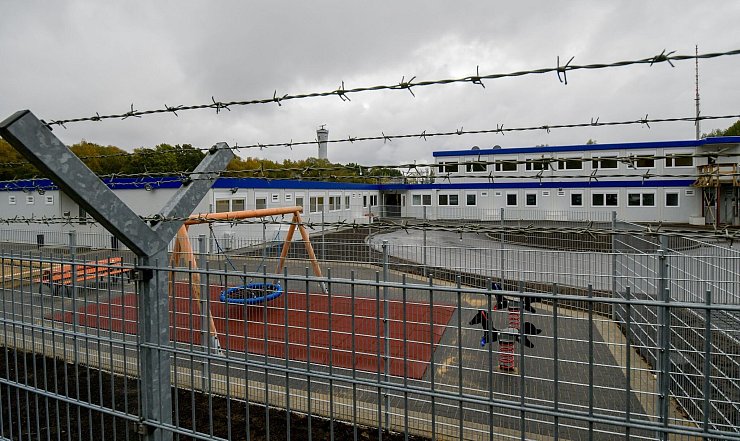 Mit dem sogenannten Rückführungsverbesserungsgesetz wurde im vergangenen Jahr die Höchstdauer des Ausreisegewahrsams von bislang 10 Tagen auf 28 Tage verlängert. - © Axel Heimken/dpa
