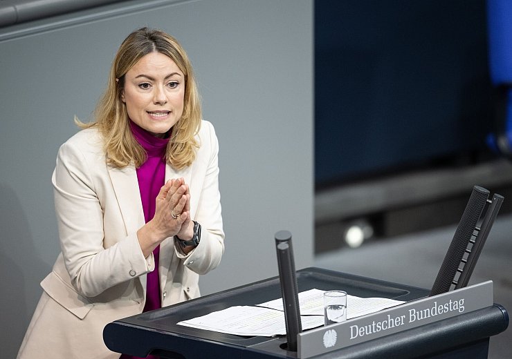 Clara Bünger, Bundestagsabgeordnete der Gruppe Die Linke, kritisiert: «Die Zahl der Abschiebungen steigt immer weiter an, obwohl die Zahl der Ausreisepflichtigen sinkt.» - © Hannes P. Albert/dpa