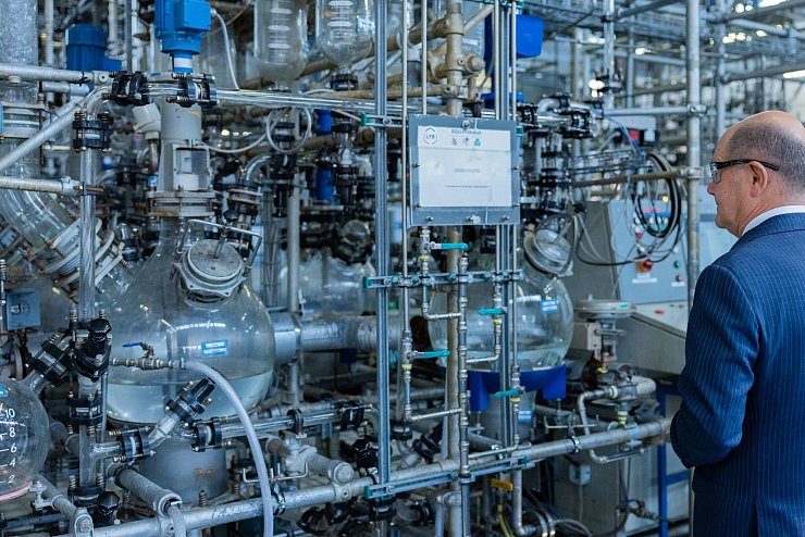 Aus Alt mach Neu: In diesem Chemiewerk soll der Müll von 1,2 Millionen Bürgern in Rohstoffe verwandelt werden. - © Rolf Vennenbernd/dpa