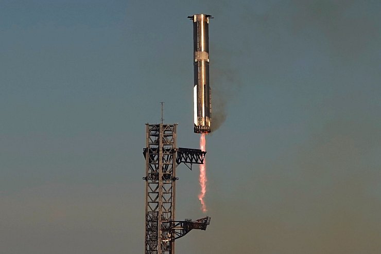 Der untere Teil - der Booster - der Rakete Starship von SpaceX kehrt während eines Testflugs von der Starbase in Boca Chica zur Startrampe zurück. - © Eric Gay/AP/dpa