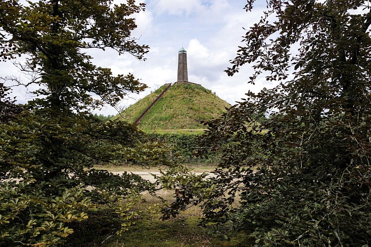 Zu dem Wolfsangriff auf einen Jungen in den Niederlanden kam es in der Nähe eines bekannten Wahrzeichens, der Pyramide von Austerlitz. - © Ramon Van Flymen/ANP/dpa