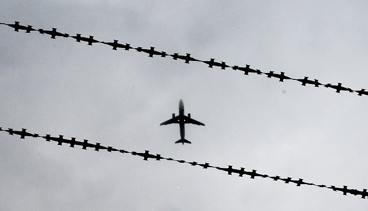 Erstmals hat das Land NRW einen eigenen Abschiebeflug organisiert. (Symbolbild) - © Julian Stratenschulte/dpa