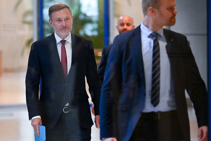 FDP-Chef Lindner am Montag auf dem Weg zu einem erneuten Spitzengespräch mit Wirtschaftsvertretern in der FDP-Fraktion. - © Sebastian Gollnow/dpa