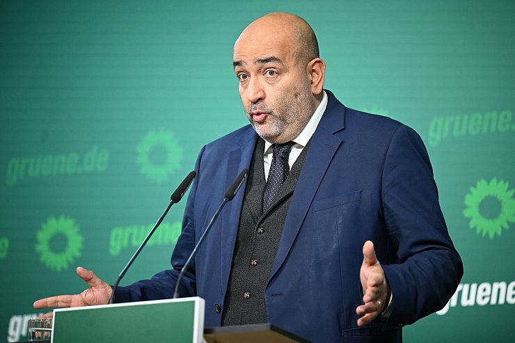 Grünen-Chef Omid Nouripour beteuert, dass seine Partei keinen Bruch der Ampel wolle. - © Alina Grünky/dpa