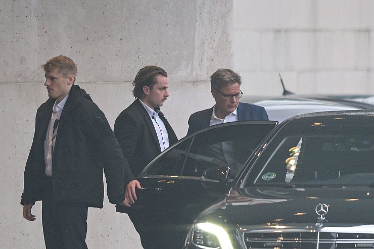 Wirtschaftsminister Robert Habeck verlässt am Montag ein erstes Krisentreffen im Kanzleramt. In dieser Woche sollen weitere folgen. - © Hannes P. Albert/dpa