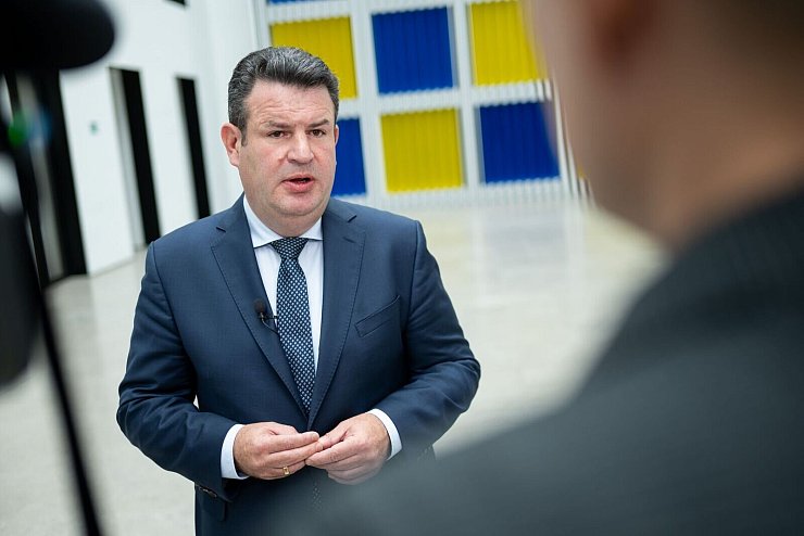 Arbeitsminister Heil sorgt sich um die Industrie-Arbeitsplätze. (Archivbild) - © Sebastian Gollnow/dpa