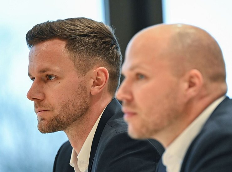 Wichtige Zeugen im Feuerzeugwurf-Eklat: Bochums Torwart Patrick Drewes und Teamarzt Mark Sandfort - © Arne Dedert/dpa