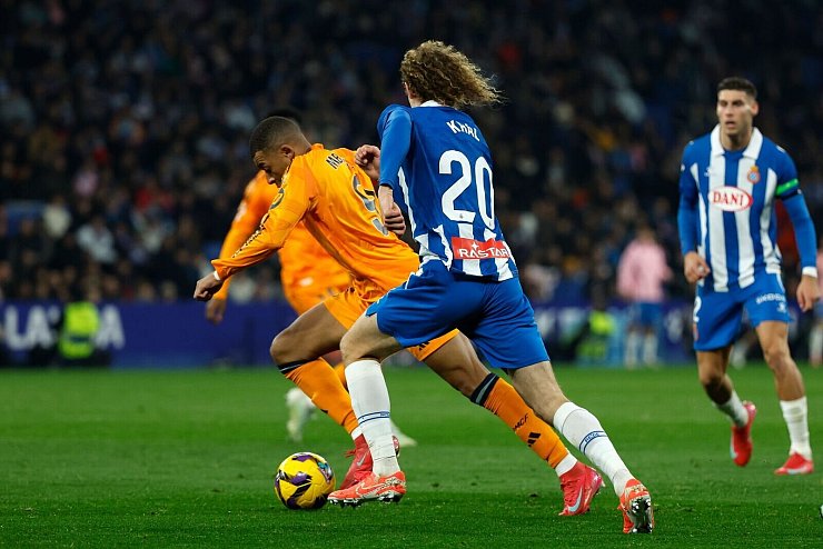 Ein Foul an Real-Profi Kylian Mbappé (l) ist der Auslöser für einen großen Schiri-Streit - © Joan Monfort/AP/dpa