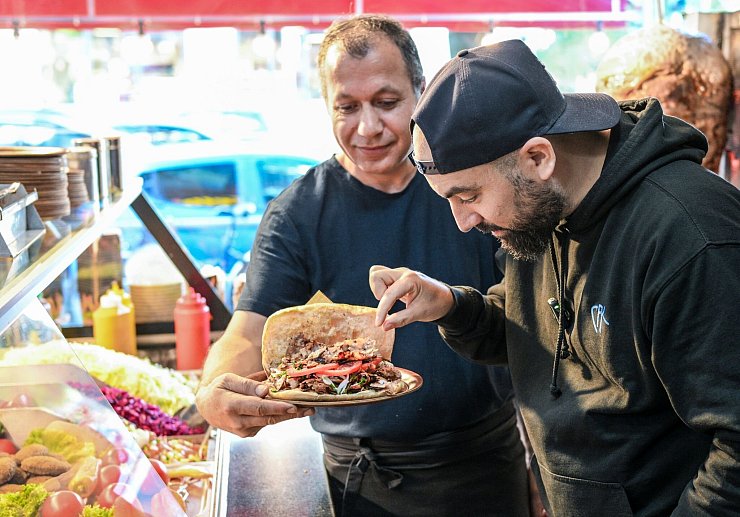 Der Berliner Youtuber Can F. Kennedy testet alle Dönerläden an U-Bahnhöfen. - © Jens Kalaene/dpa
