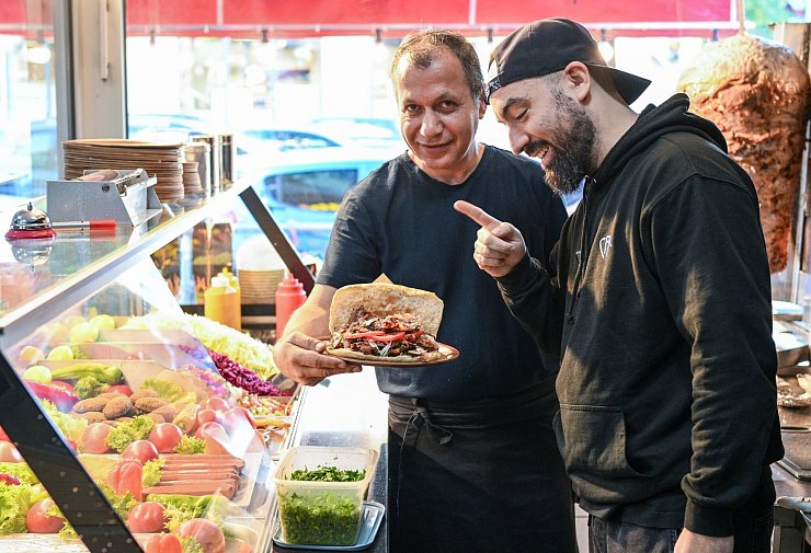 Der Berliner Youtuber Can F. Kennedy testet alle Dönerläden an U-Bahnhöfen. - © Jens Kalaene/dpa