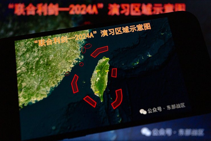 Auf einem Smartphone wird im Mai eine Karte mit Standorten der Militärübungen rund um Taiwan angezeigt. Wie damals finden auch jetzt wieder Übungen rund um die Inselrepublik statt. - © Andre M. Chang/ZUMA Press Wire/dpa